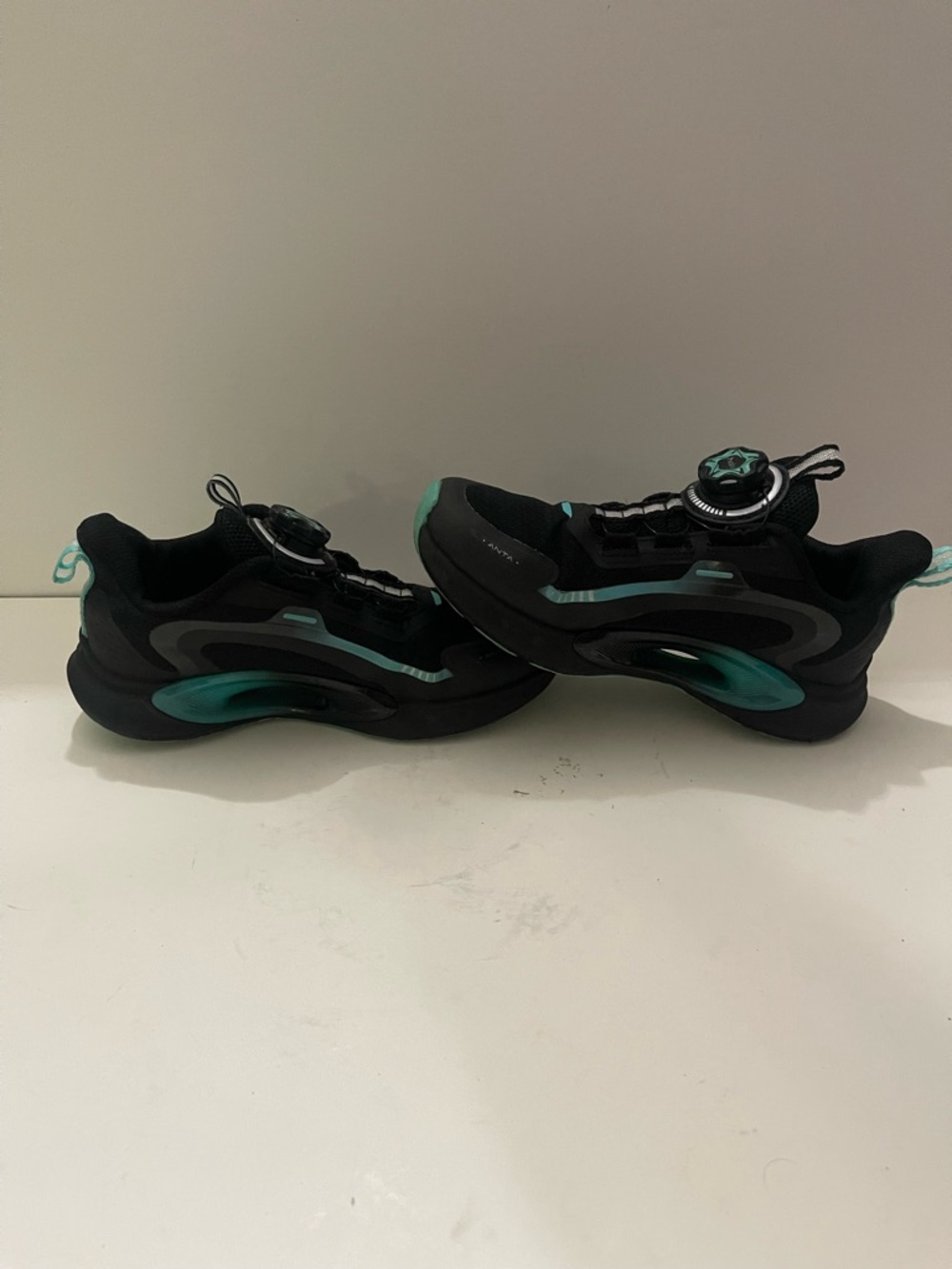 Boys Habu/ Jiangtan Anta Running Shoes  With Habu Knob-Size 2.5Y